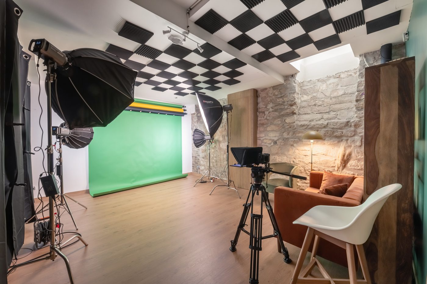 Fond vert Colorama tendu, éclairages, caméra avec prompteur et canapé de l'espace cosy
