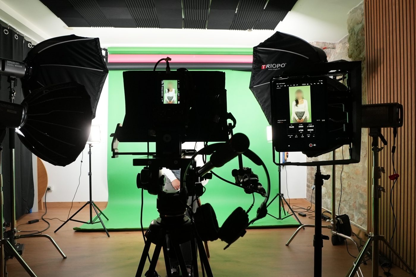 Tournage facecam : caméra et prompteur face au fond vert Colorama