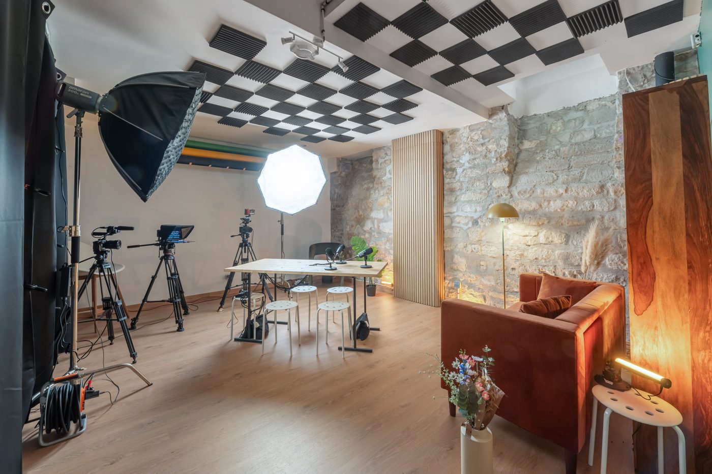 Plateau podcast : table et micros, trois caméras et espace cosy