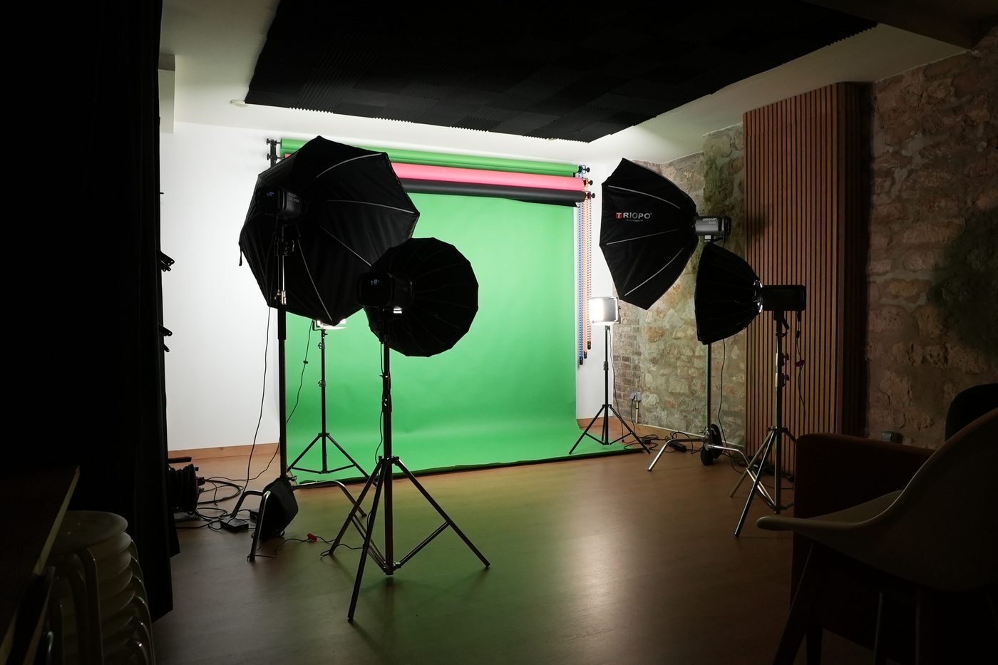 Le studio prêt à tourner : fond vert Colorama et quatre softbox